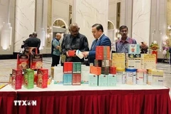 Vietnamese Trade Counsellor in Malaysia Le Phu Cuong introduces Vietnamese goods to customers (Photo: VNA)