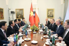 At the meeting between Vietnamese Prime Minister Pham Minh Chinh (third, left) and Polish President Andrzej Duda (third, right) at the Presidential Palace in Warsaw. (Photo: VNA)