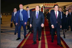 Russian Prime Minister Mikhail Vladimirovich Mishustin (C) arrives in Hanoi in the early morning of January 14, beginning his two-day official visit to Vietnam at the invitation of Prime Minister Pham Minh Chinh. (Photo: VNA)