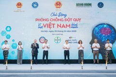 Prof. Dr. Tran Van Thuan, Deputy Minister of Health; Nguyen Tuong Lam, Secretary of the Central Committee of the Ho Chi Minh Communist Youth Union; Dr. Le Thai Ha, Deputy Director of the Administration of Disease Prevention; Pharmacist Nguyen Huu Tu, Vice President cum Secretary General of the VYPA; and representatives from healthcare organisations, Bayer and Long Chau attend the event. (Photo: Minh Minh)