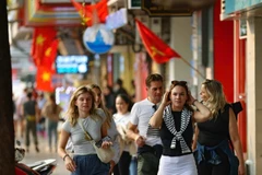 Foreign tourists visit Hanoi's Old Quarter. (Photo: VNA)