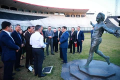 PM Pham Minh Chinh (right) visits the stadium of the Vasco da Gama Football Club. (Photo: VNA)