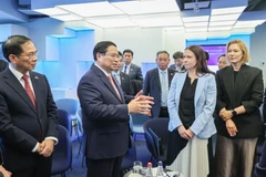 Vietnamese Prime Minister Pham Minh Chinh visits the E-Estonia Briefing Centre on June 6. (Photo: VNA)