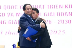 Prime Minister Pham Minh Chinh and Mua A Thi, head of Hang Pu Xi hamlet in Xa Dung commune of Dien Bien province, who saves 90 villagers from flash floods and landslides in the early morning of August 1. (Photo: VNA)