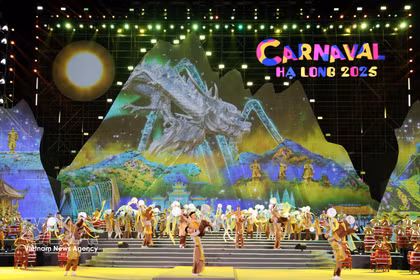 A dancing performance at the opening ceremony of Ha Long Carnival 2025. (Photo: VNA)