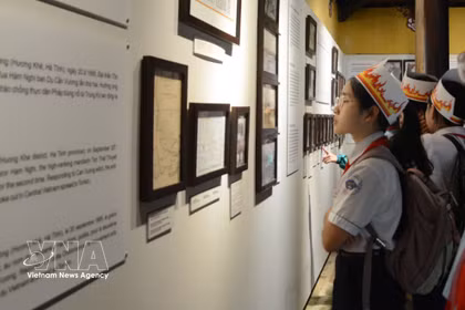 Students learn about the life of King Ham Nghi. (Photo: VNA)
