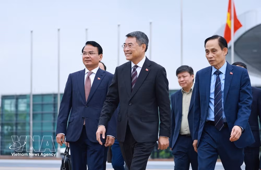 Gallery - PM Le Minh Hung departs for ASEAN-Russia Commemorative Summit in Kazan - image 6