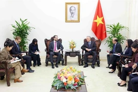 Deputy Prime Minister Nguyen Hoa Binh meets with Ambassador to Vietnam Iain Frew in Hanoi on February 26 (Photo: VNA)