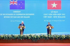 Prime Minister Pham Minh Chinh and New Zealand Prime Minister Christopher Luxon at the joint press conference announcing the outcomes of their official talks and the exchange of cooperation documents between the two countries on February 26. (Photo: VNA)