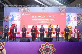 Vietnamese Ambassador to Singapore Tran Phuoc Anh and delegates cut the ribbon to open the Vietnam Pho Festival 2025 in Singapore. (Photo: VNA)