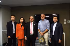A delegation from Vietnam's Ministry of Industry and Trade meets with representatives of Airlink, South Africa. (Photo: VNA)