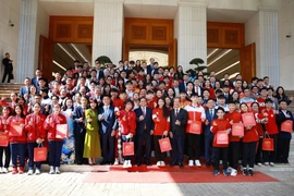 Prime Minister commends Vietnamese students winning international prizes