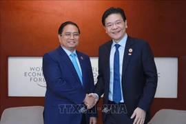 Prime Minister Pham Minh Chinh (L) and his Singaporean counterpart Lawrence Wong in Tianjin on June 25 (Photo: VNA)