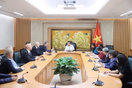 Deputy Prime Minister Nguyen Chi Dung receives a delegation from the Germany – Vietnam Friendship Association (DVG) led by its President Rolf Schulze in Hanoi on October 17 (Photo: VNA)