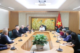 Deputy Prime Minister Nguyen Chi Dung receives a delegation from the Germany – Vietnam Friendship Association (DVG) led by its President Rolf Schulze in Hanoi on October 17 (Photo: VNA)