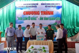 Vice Secretary of the Ho Chi Minh City Party Committee Nguyen Phuoc Loc and representatives of local agencies support the “Zero-Dong Meal” programme. (Photo: VNA)