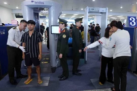 National Aviation Security Centre's officials conduct security checks at Noi Bai International Airport. (Photo: VNA/VNS )