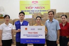 As many as 3,655 cartons of bottled water are distributed to residents in storm-affected areas of the central province of Nghe An (Photo: VNA)