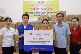As many as 3,655 cartons of bottled water are distributed to residents in storm-affected areas of the central province of Nghe An (Photo: VNA)