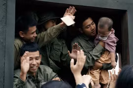 A scene of "Red Rain". The film has surpassed 150 billion VND on its sixth day in cinemas. (Photo: Galaxy Studio)