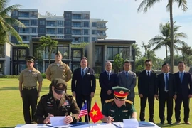 The signing ceremony for the handover of the remains. (Photo: VNA)