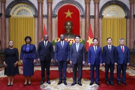 State President Luong Cuong (fifth from left), Angolan Ambassador to Vietnam Fernando Miguel (fourth from left) and other officials at the reception on April 24. (Photo: VNA)
