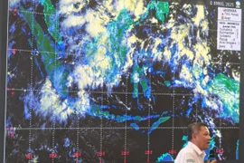 Deputy for Meteorology at the Meteorology, Climatology, and Geophysics Agency, Guswanto, outlines a weather analysis scheme for handling forest and land fires in six priority provinces during a coordination meeting led by Minister of Forestry, Raja Juli Antoni, at the Indonesia Multi-Hazard Early Warning System Building, BMKG Headquarters, Jakarta, on August 12. (Photo: ANTARA)
