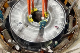 The rotor of the first turbine at the expanded Hoa Binh Hydropower Plant project is successfully installed. (Photo: VNA)
