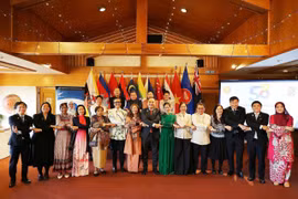 Delegates pose for a group photo at the ceremony (Photo: VNA)