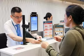 Vietnam Airlines encourages passengers to complete check-in procedures online before their flights. (Photo: VNA)