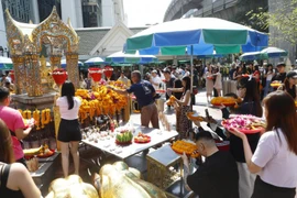 Chinese tourists flock to the Erawan Shrine in Pathumwan to pray for New Year's wishes. (Photo: bangkokpost)