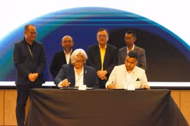 Sudarnoto (left) and Arun sign the MoU. (Photo: the borneopost)