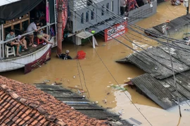 An aerial photo shows people in their flooded homes in Pasar Minggu district in Jakarta on March 4, 2025. (Photo: AFP)