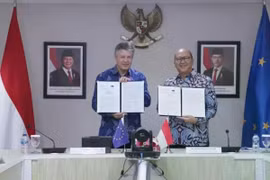 Indonesian Investment Minister Rosan Roeslani (right) and the EU Ambassador to Indonesia Denis Chaibi (left) sign the establishment of EU Desk in Jakarta on June 16, 2025. (Photo: ANTARA)