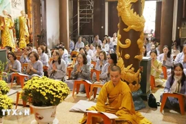 Vietnamese Buddhists and expatriates at Phat Tich Pagoda in Vientiane (Photo: VNA)