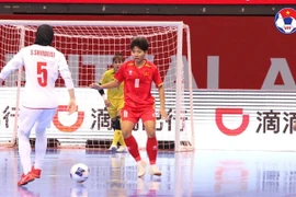 Vietnamese player K'Thua tries to stop Iranian Sara Shirbeigi during their Group B match of the AFC Women’s Futsal Asian Cup on May 11 in Hohhot, China. (Photo: VFF)