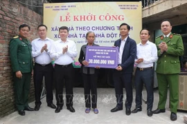 Ngo Thi Son (Ms.), a resident in Phu Khe ward, Tu Son city, Bac Ninh province receives housing assistance from the city. (Photo: VNA)