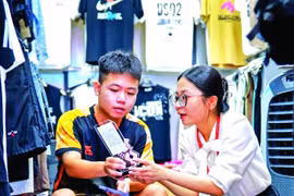 Many banks are now offering automatic profit accounts with attractive features for customers. (Photo thoibaonganhang.vn)