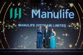 A representative of Manulife Vietnam receives the award from the organisers (Photo: Organising Committee)