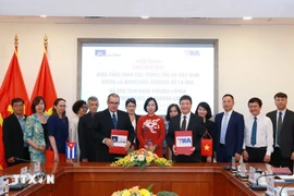 Alejandro Gomez Vega, Vice President of Cuba's Prensa Latina news agency and Editor-in-Chief of Vietnam Pictorial Nguyen Thang sign a cooperation agreement on printing and distributing the Spanish-language edition of Vietnam Pictorial on September 25, 2023. (Photo: VNA) 