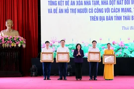 The Prime Minister’s Certificates of merit are awarded to two units and two individuals for outstanding contributions to the nationwide campaign “Joining hands to eliminate makeshift houses in 2025.” (Photo: VNA)