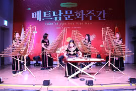 A performance of Vietnamese traditional music instruments (Photo: VNA)