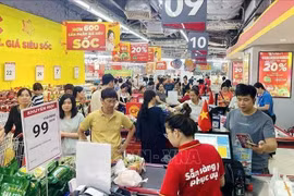 People shop at a Winmart supermarket (Photo: VNA)