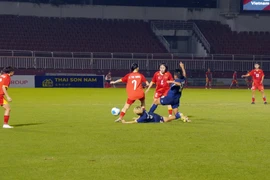 Vietnam U19 women’s team (in red) on the ball against Thailand U19 (in blue). (Photo: VNA)