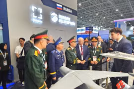 The Vietnamese delegation visits Russia' booth (Photo: VNA)