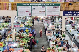 Phan Rang market in Ninh Thuan province is among those operating under the food safety market model. (Photo: VNA)