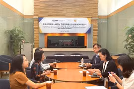 At the signing ceremony of a MoU between the Business Association of High-Quality Vietnamese Products and the Korea Importers Association (KOIMA). (Photo: VNA)