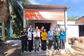 A house handed over to Le Van Thanh, a resident of Phuoc My Trung township, Mo Cay Bac district. (Photo: VNA)