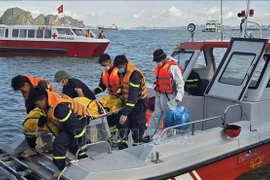 The victim's body is taken to Bai Chay Hospital for identification. (Photo: VNA)