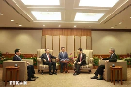 Party General Secretary To Lam (second, left) meets with Singaporean Prime Minister and Secretary-General of the People's Action Party (PAP) Lawrence Wong (second, right). (Photo: VNA)